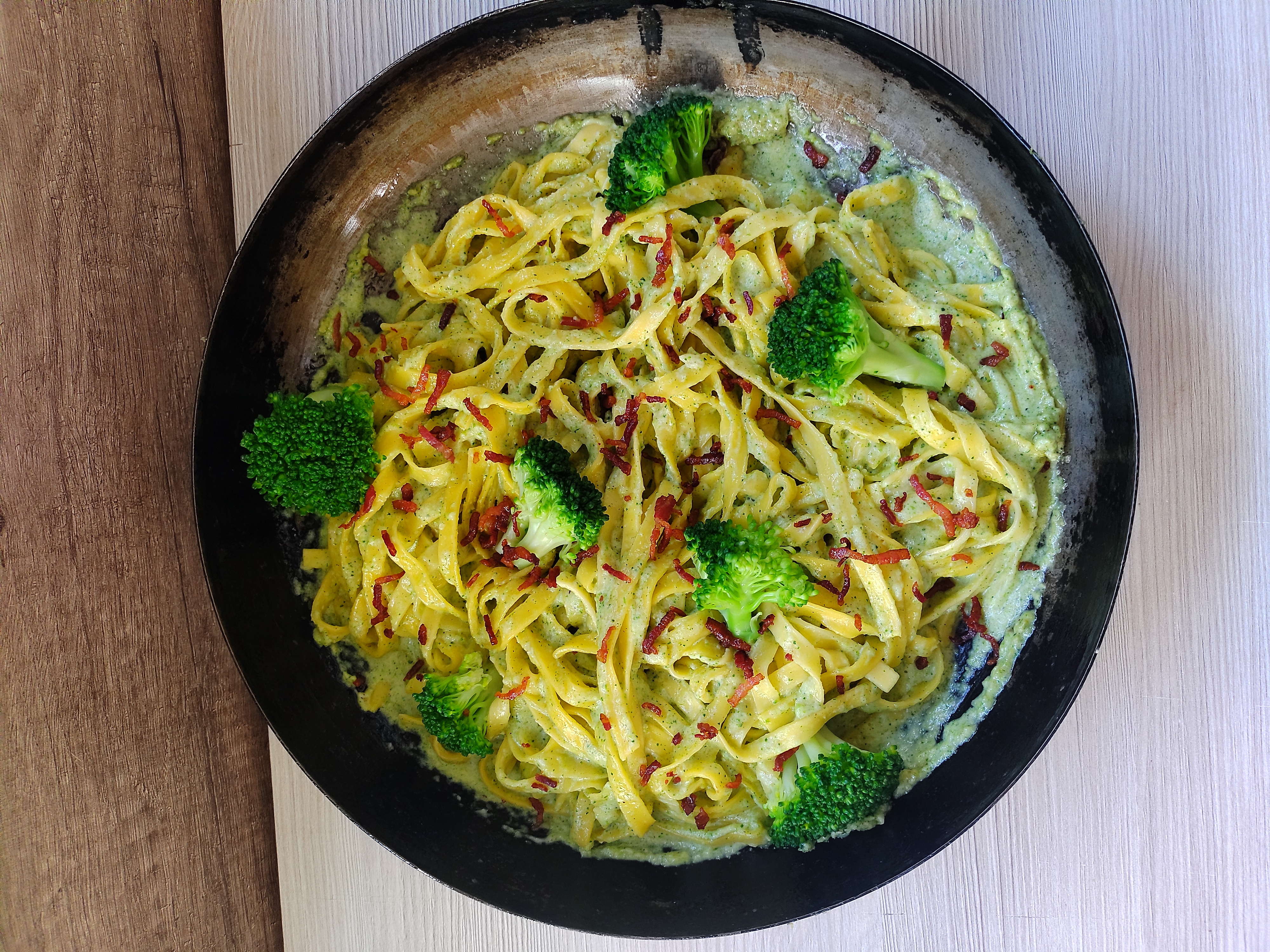 TAGLIATELLE EN SALSA DE BROCOLI Y CROCANTE DE PANCETA.